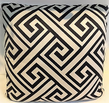 Load image into Gallery viewer, Pillow - Black Maze